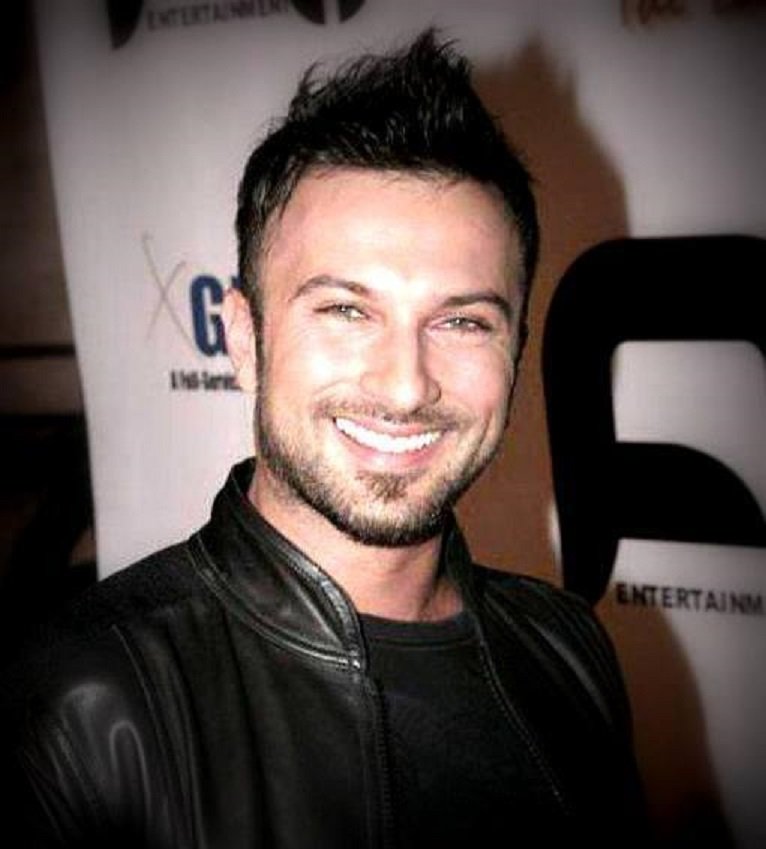 Tarkan's New Photos (313/314) - Free2Music