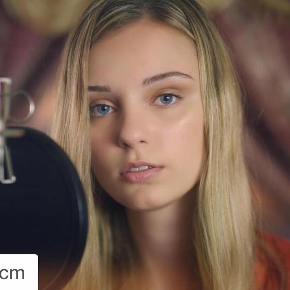 Девушки на пляже тель авива. Rabbit hole aviva. Авива монгилло образование. Aviva singer. Aviva певица.