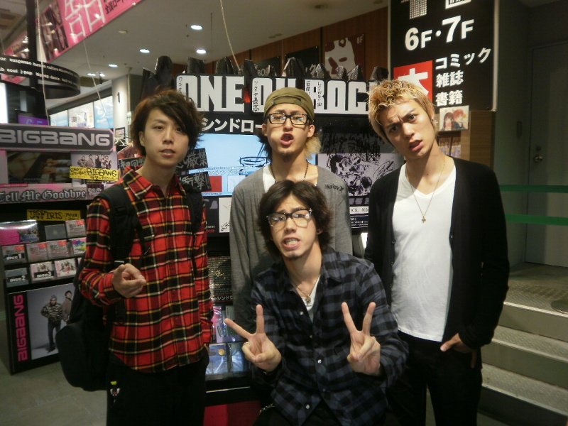 Оне групп. One ok Rock Тору с женой. One ok Rock така фотосессии. Томуя one ok Rock. One ok Rock какие девушки нравятся.