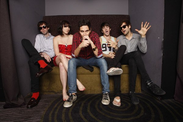 Красивая кобра песни. Кобра Старшип. Cobra Starship Photoshoot. Cobra Starship в нулевые. Игра группа Кобра.