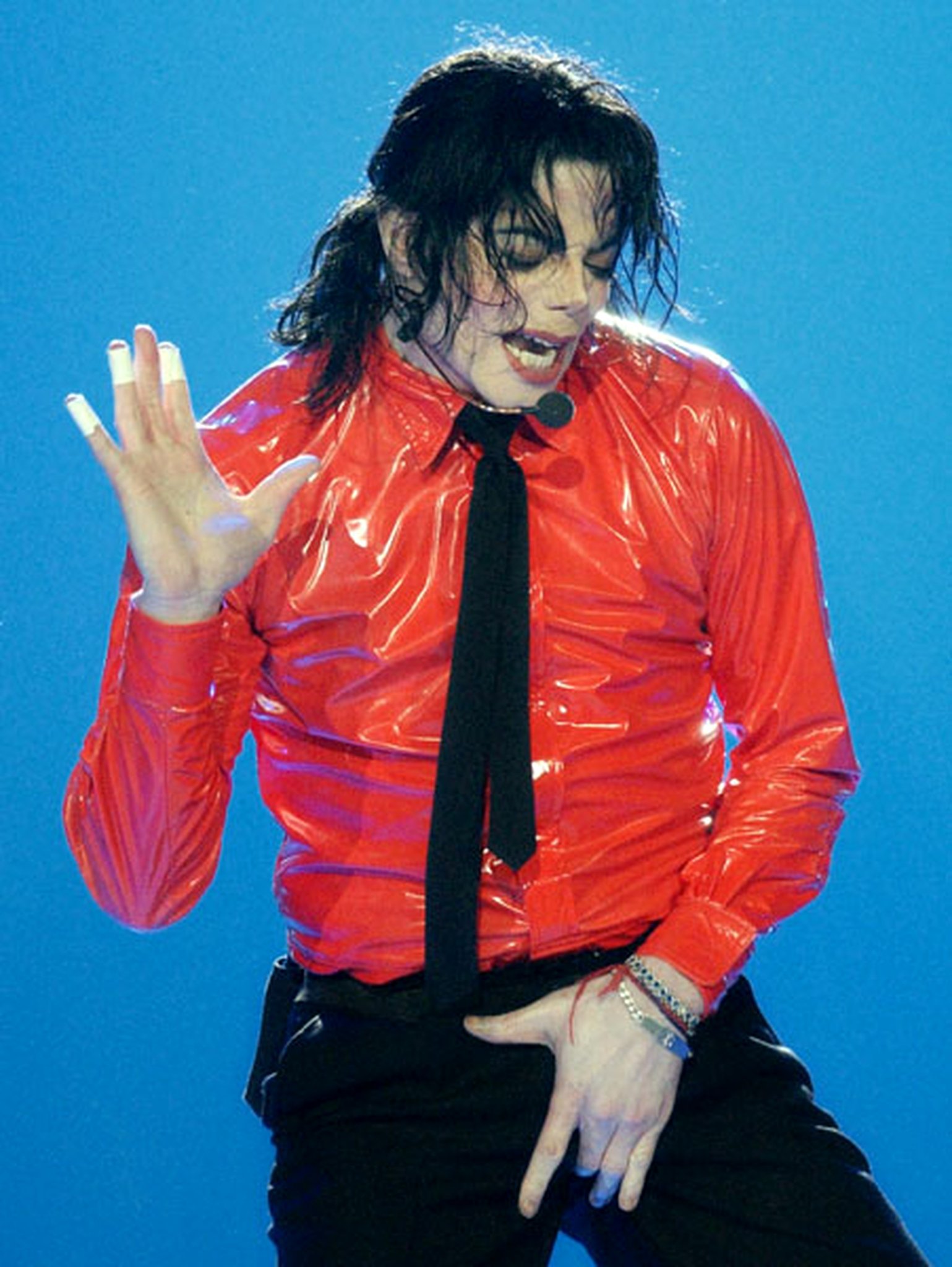 Майкл Джексон в красной рубашке
