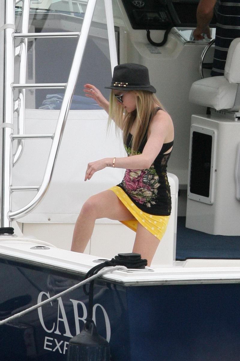 Avril Lavigne's New Photos page 13. 