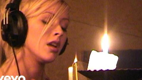 Christina Aguilera - The Christmas Song (Chestnuts Roasting Over An Open Fire)